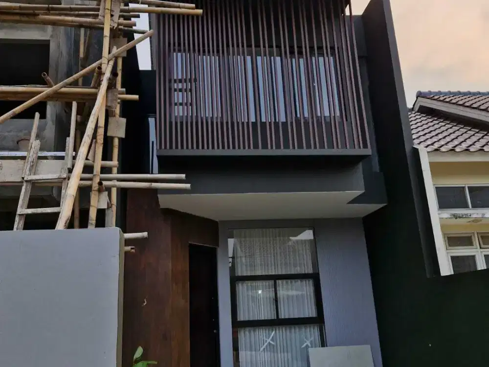 RUMAH TELARIS DENGAN TANAH DAN BANGUNAN YANG LUAS