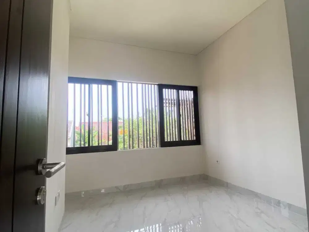 RUMAH TELAR1S DENGAN TANAH DAN BANGUNAN YANG LUAS