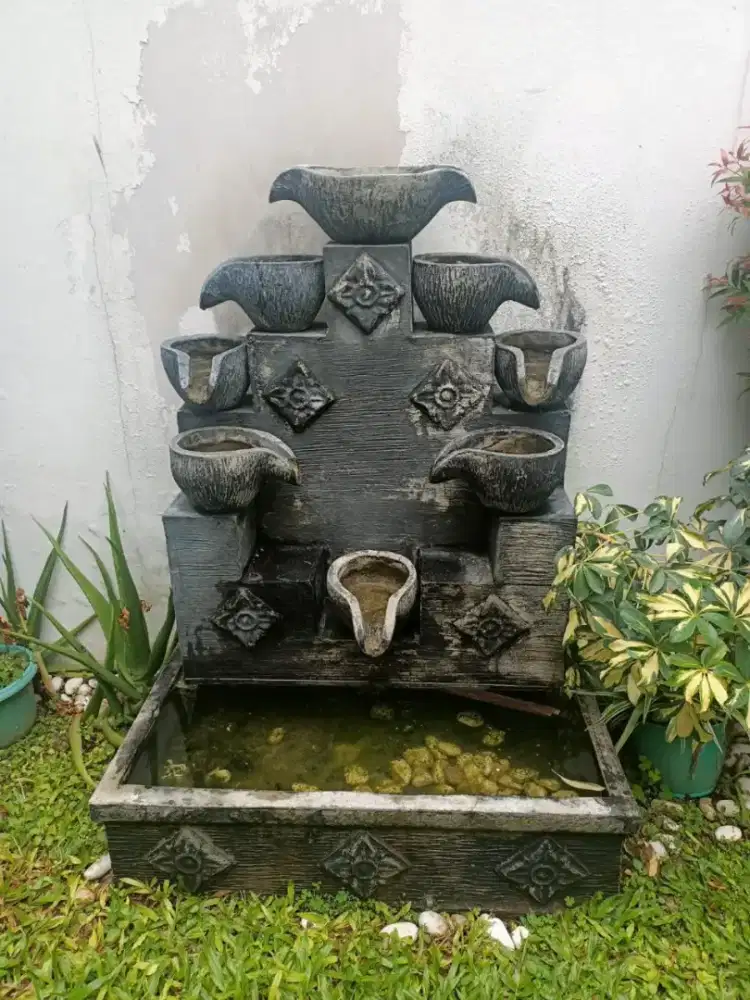 Kolam air mancur & meja batu taman