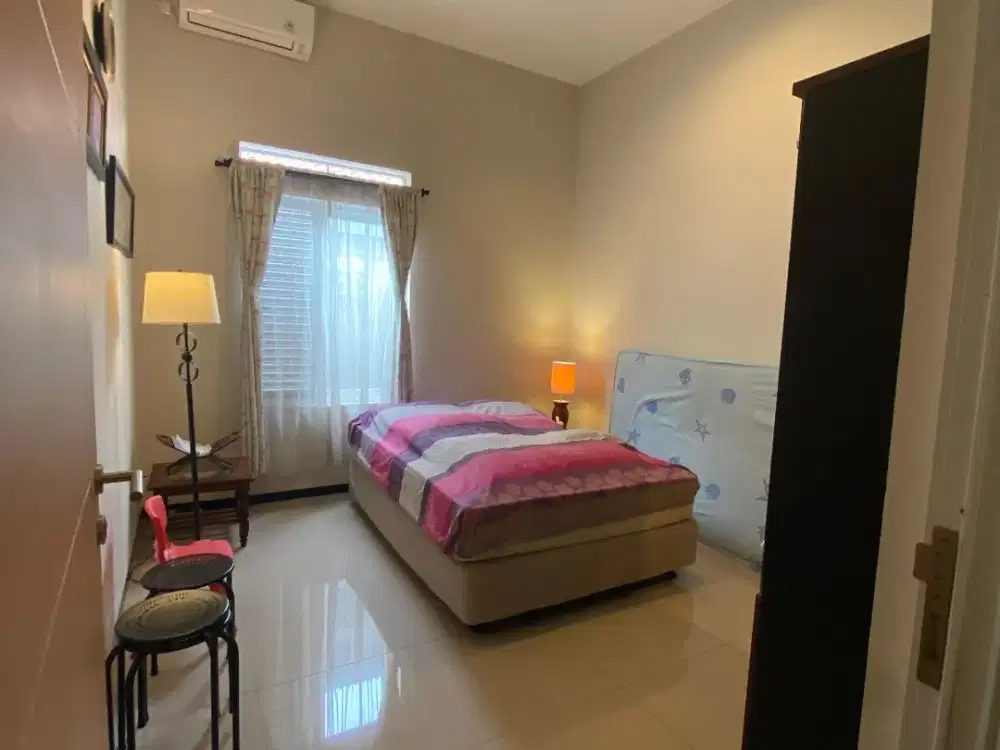 JUAL CEPAT! Rumah MURAH Cantik FULL FURNITURE, Strategis dekat jalan raya