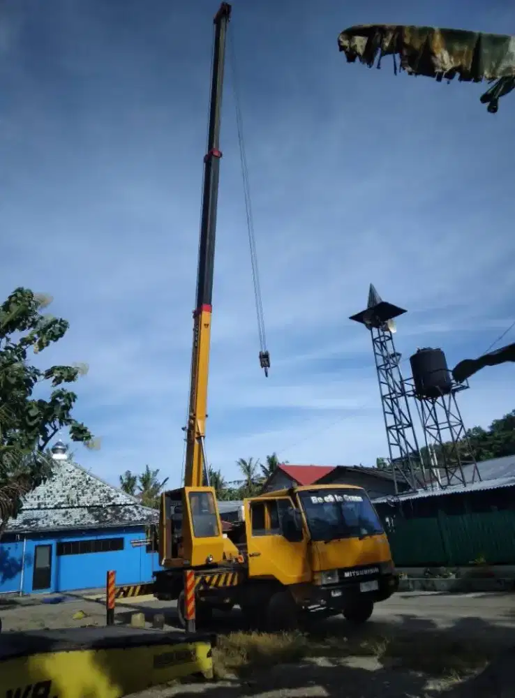 Truck crane kato capasitas 7 ton