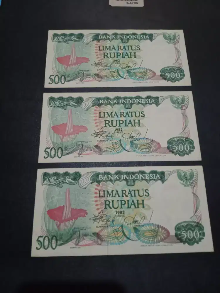 Uang Kertas Indo 3 lembar 500 rupiah, Bunga bangkai th. 1982. UNC