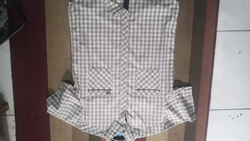 Kemeja Lengan Pendek Screamous size M Motif Kotak