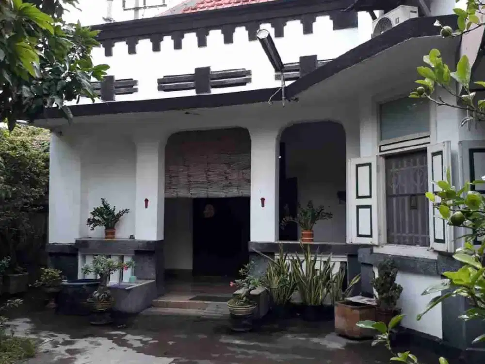 DIJUAL MURAH RUMAH LUAS TANAH 843m2 DI SURABAYA PUSAT. BANGUNAN BELANDA