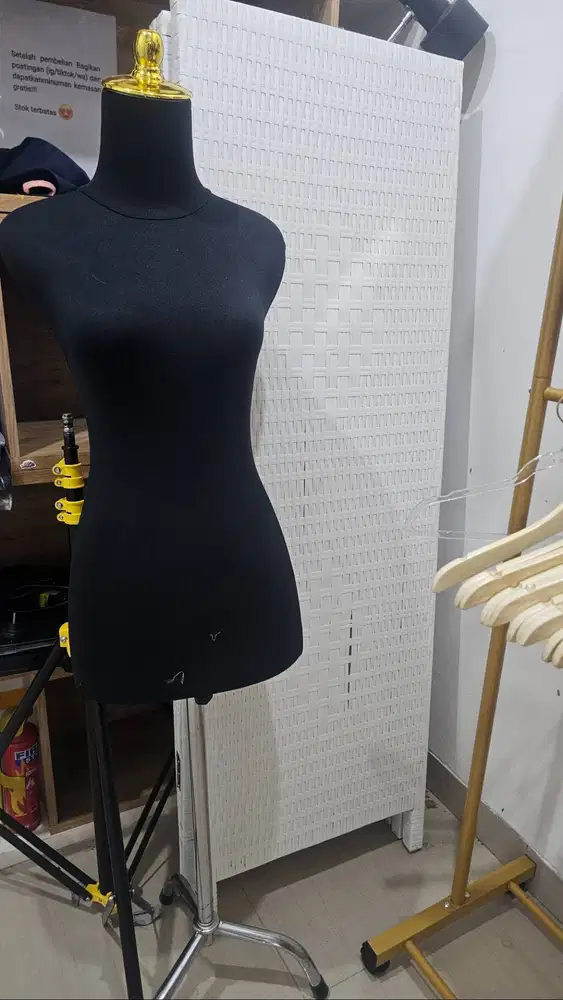 Dijual perlengkapan usaha toko baju dirumah