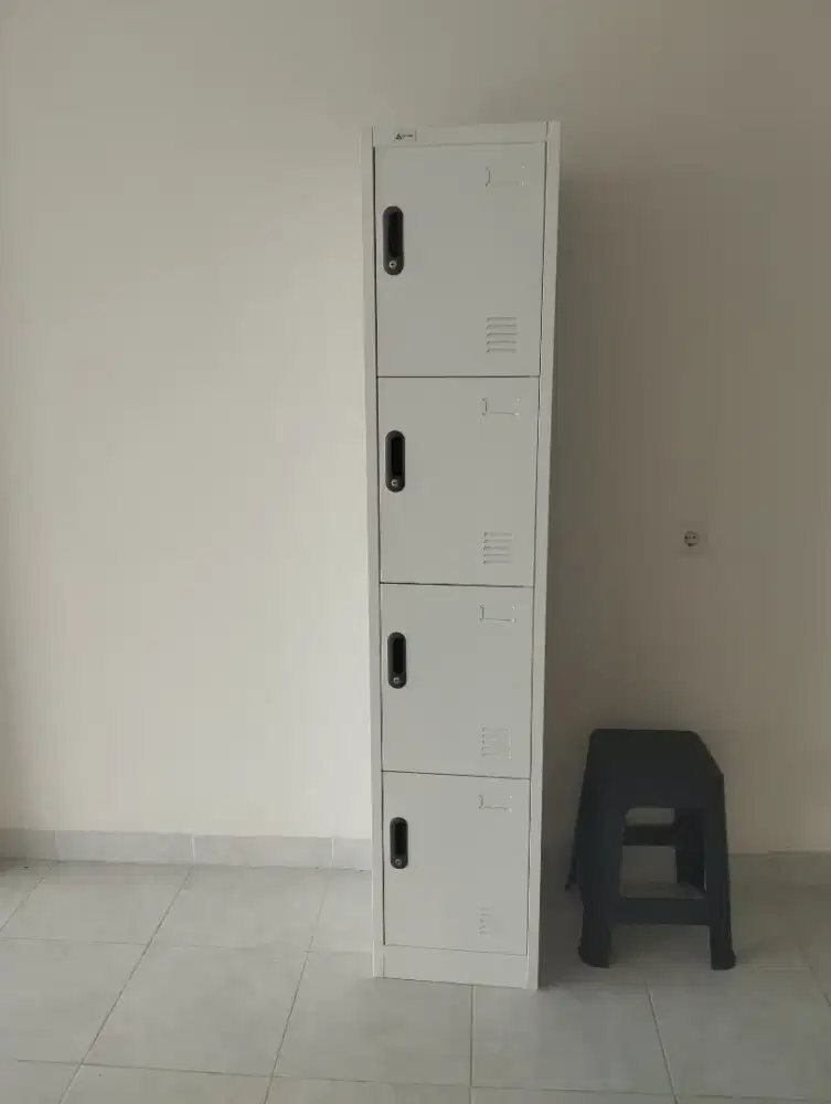 Locker besi 4 Pintu kondisi bagus