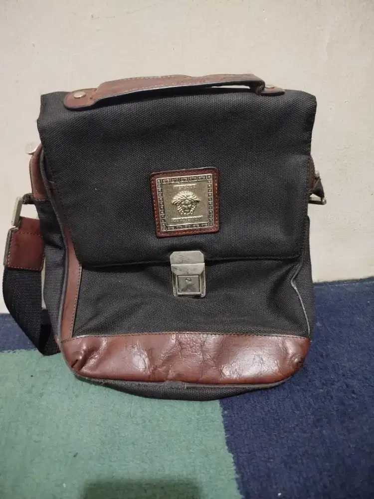 Tas Selempang Versace