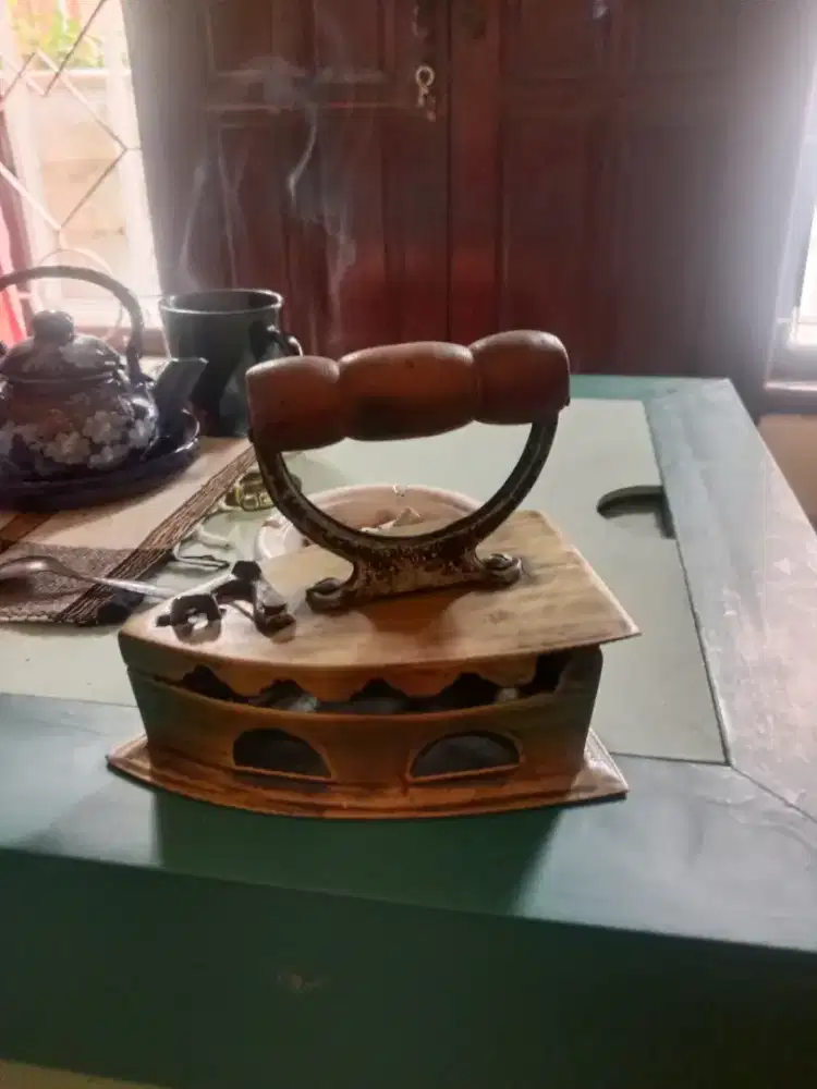 Setrika kuningan kuno jadul