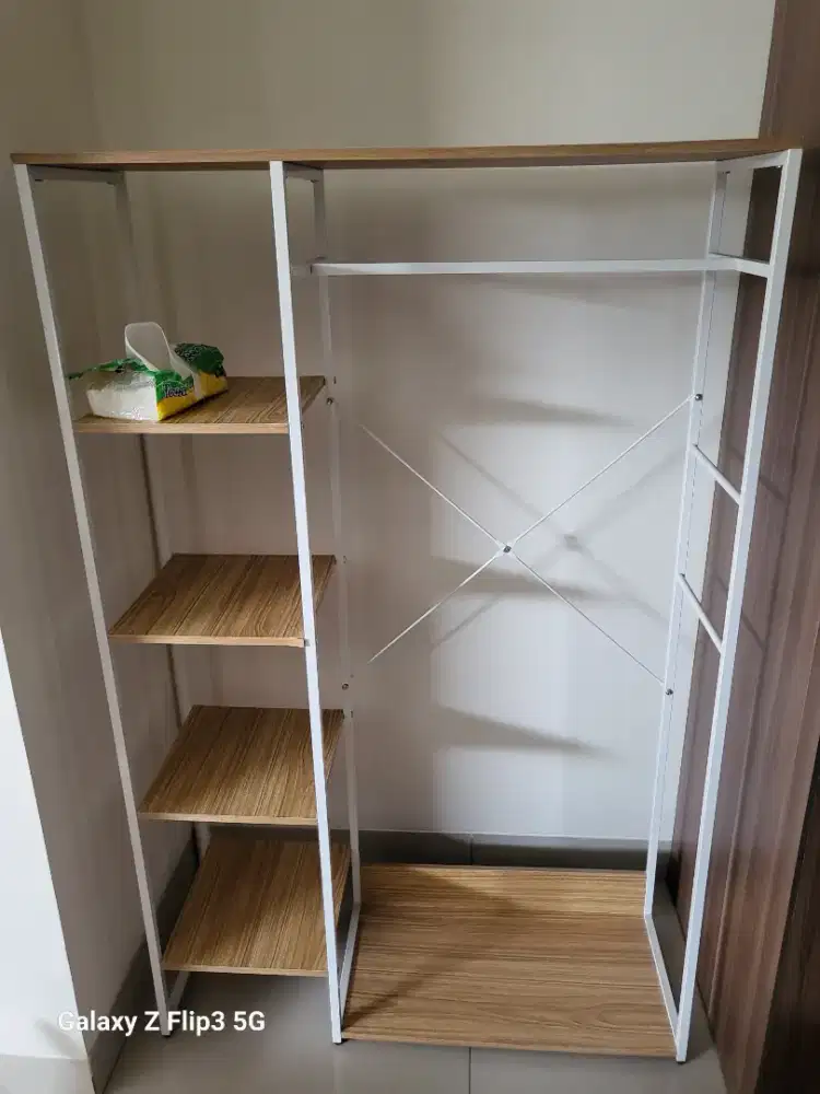 Lemari pakaian 2 dan gantungan baju