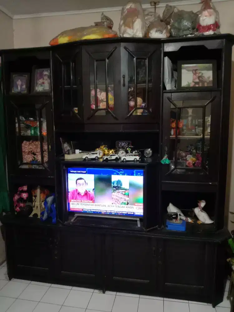 Jual cepat mau pindahan rumah lemari pajangan Tv ukuran besar