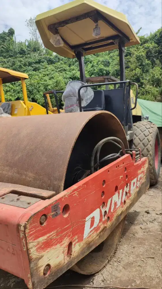 Vibro DYNAPAC CA250D 2013
di Samarinda