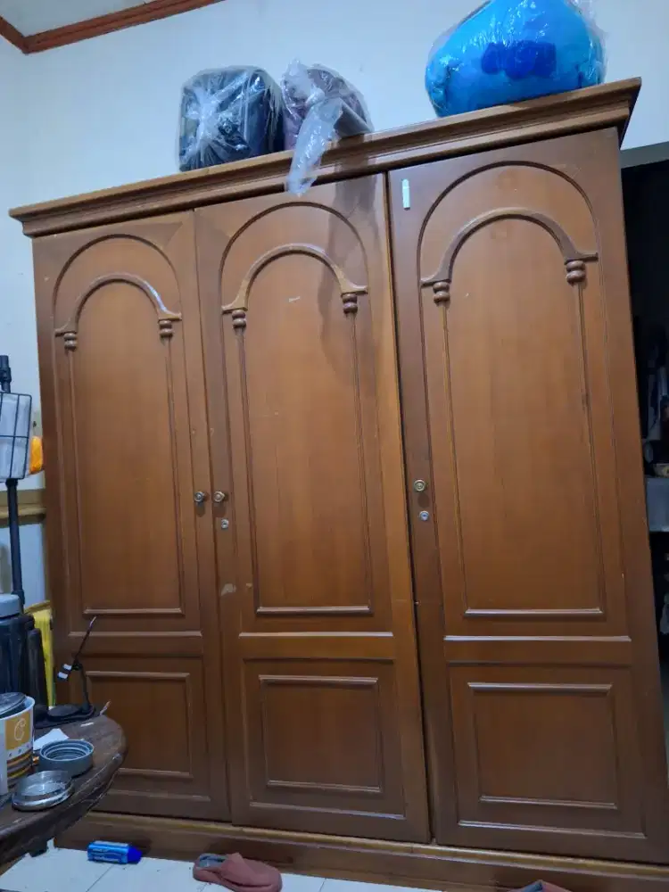 Lemari pakaian 3 pintu berbahan kayu Jati