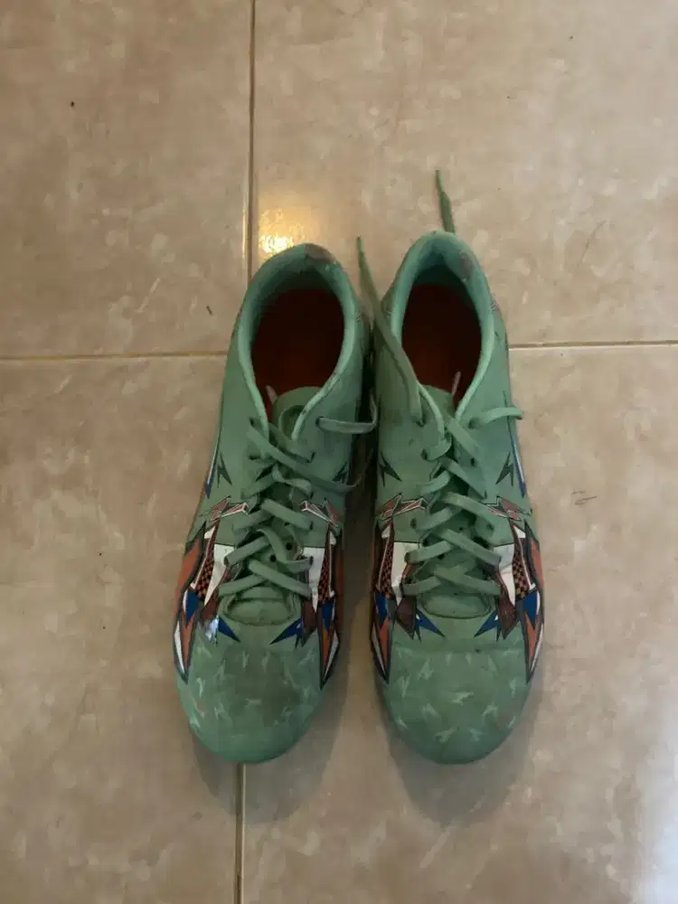 Sepatu bola ortuseight