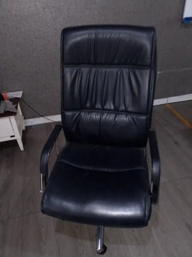 Kursi direktur kaki besi nyaman empuk