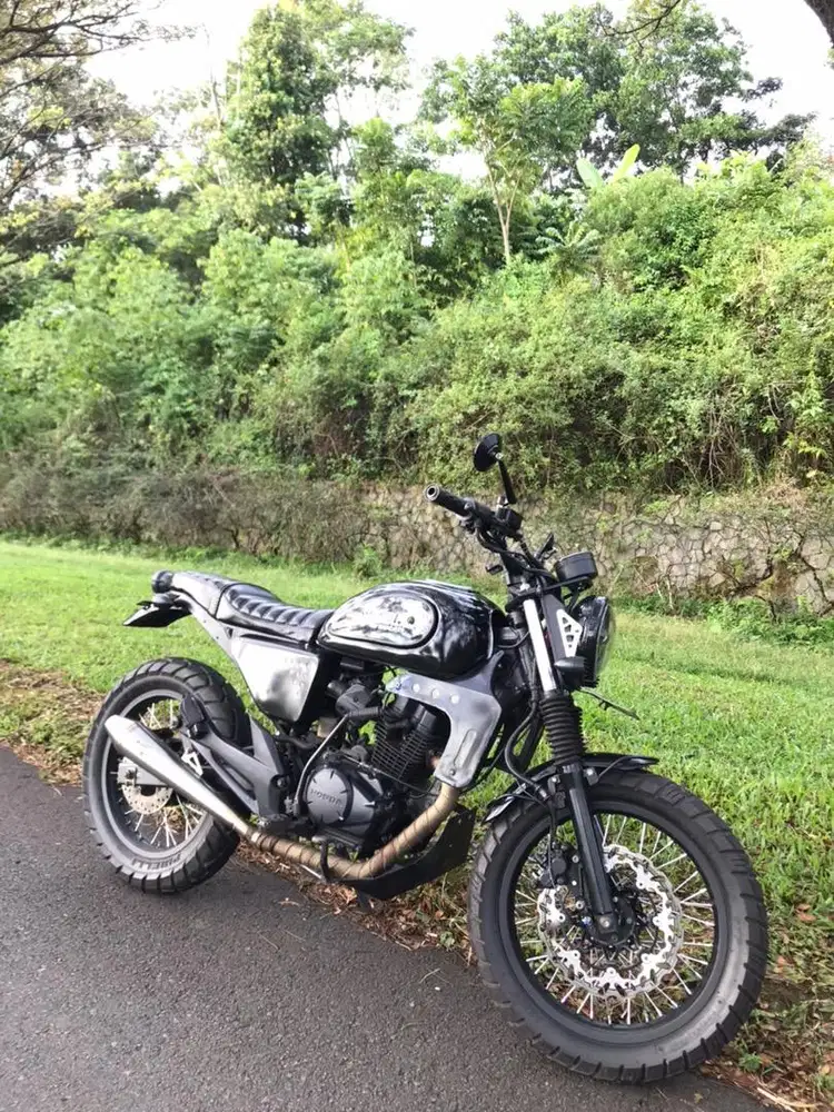 Honda megapro mono custom scrambler