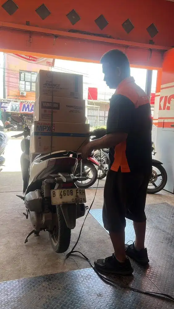 Mekanik bengkel motor