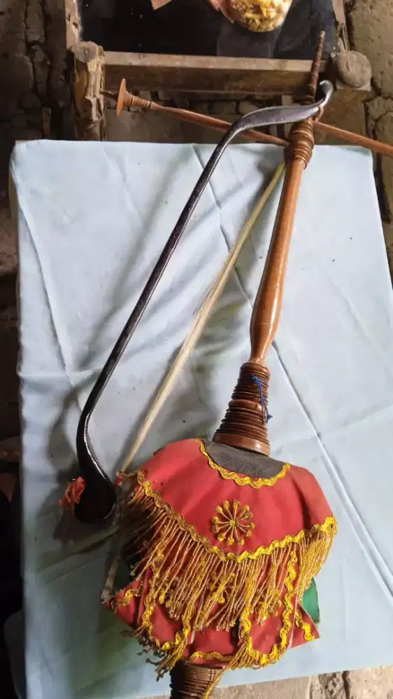 Alat musik gesek (rebab)