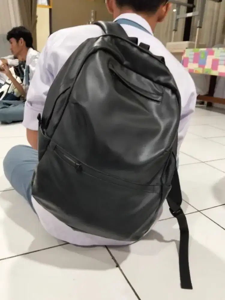 Tas kulit hitam yang elegan!