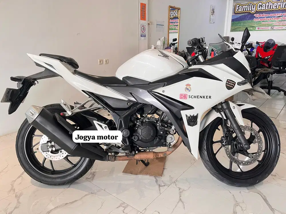 (B) honda cbr150r tahun 2017 cash