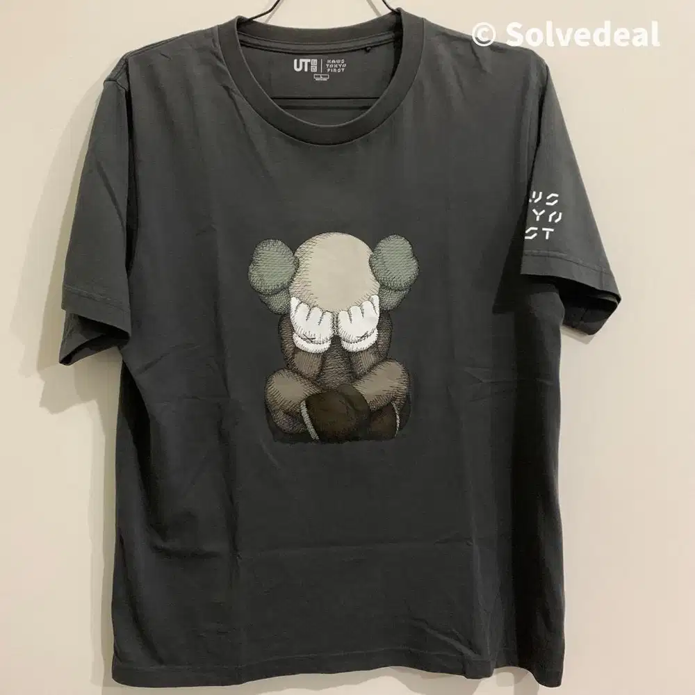 Kaos Uniqlo Kaws Tokyo First Japan Abu-abu