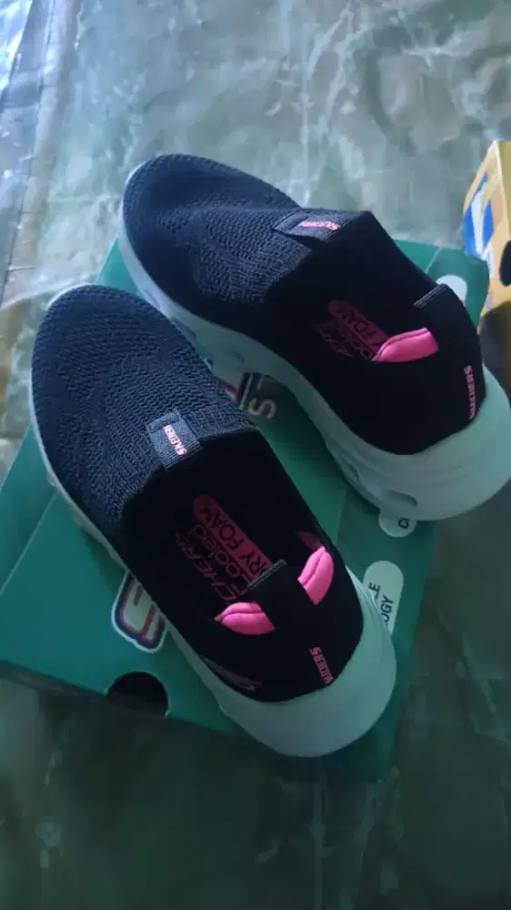 Sepatu skechers pembelian di jepang, baru