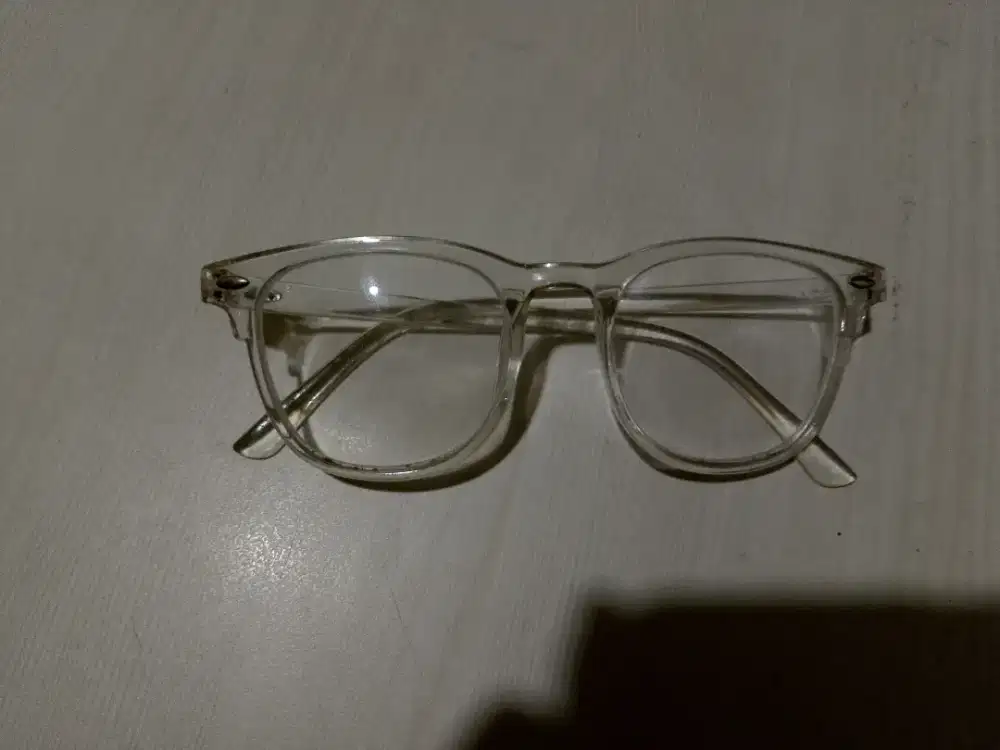 Kacamata bekas bening