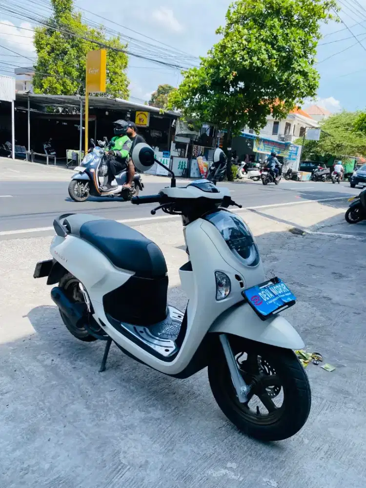 Scoopy putih Deva motor