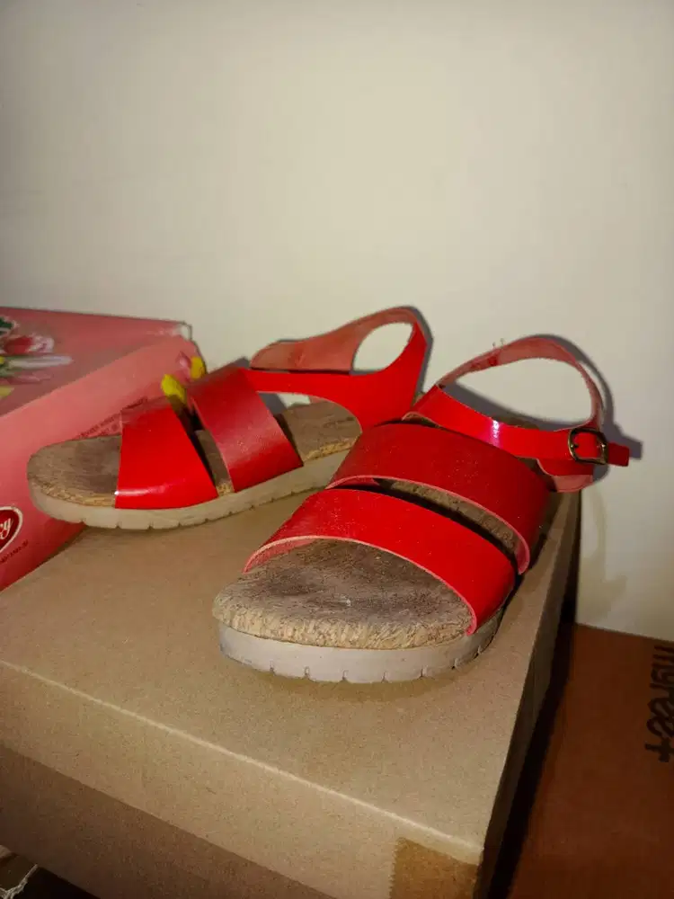 Sepatu merah bagus untuk wanita kondisi seperti baru harga juga murah