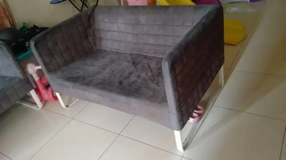 Sofa IKEA warna abu abu