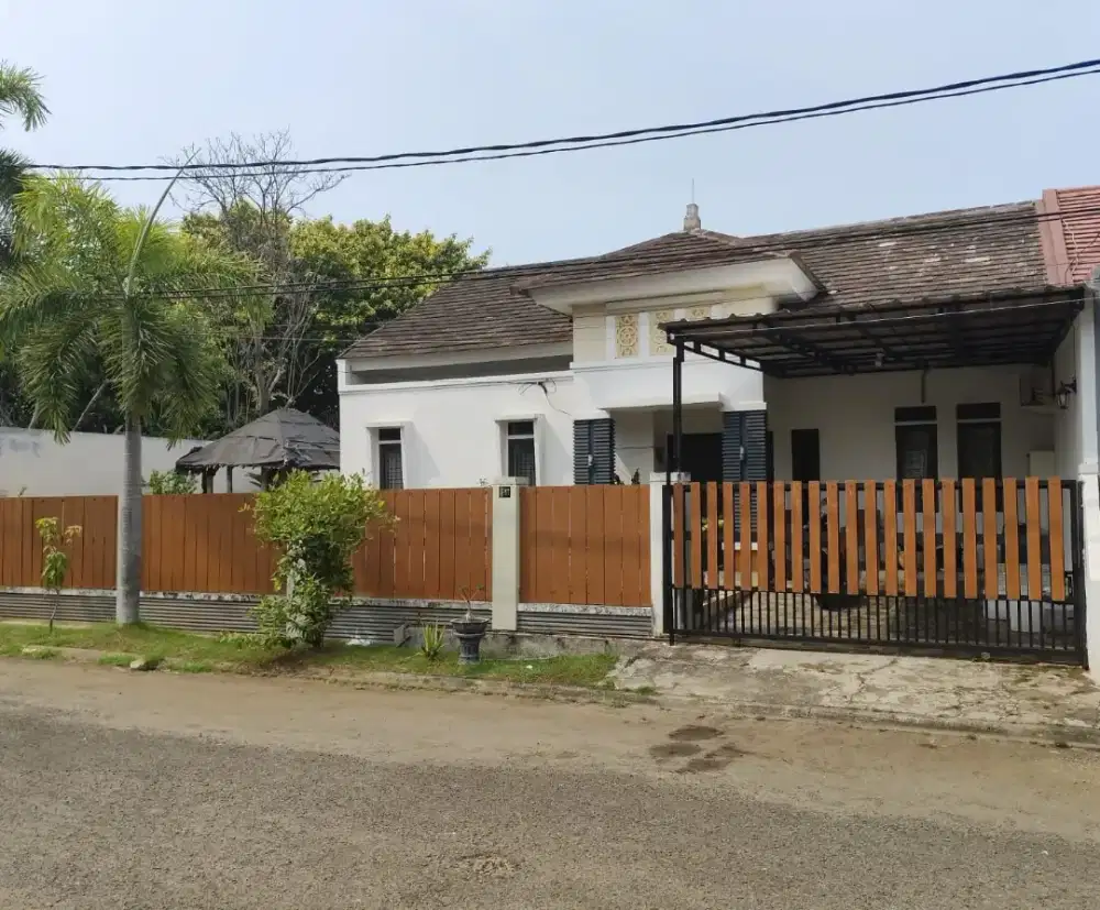 Rumah Hook Luas 350m² dengan Taman & Lokasi Strategis, Siap Huni!