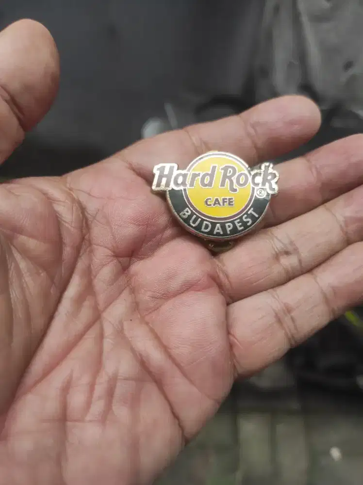 Mainan anak pin bros hard rock cafe Budapest Hungaria eropa langka