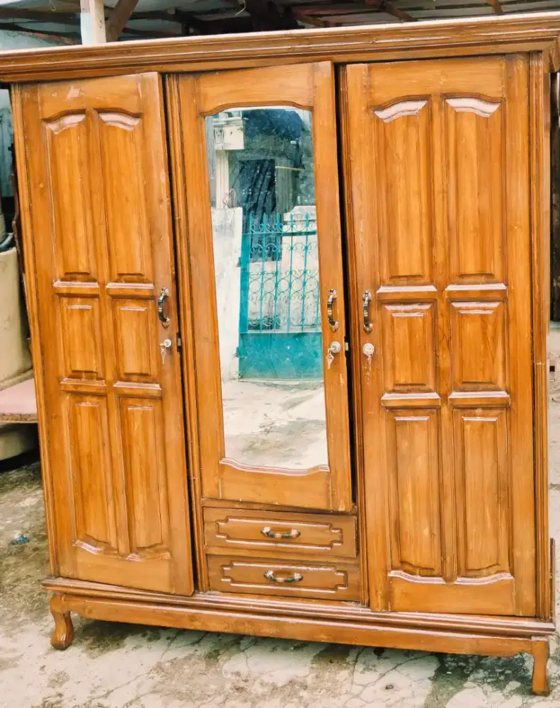 Lemari pakaian jati tua