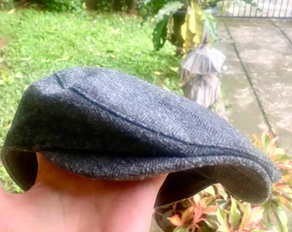 kemeja kotak Tommy H dan topi pet HnM