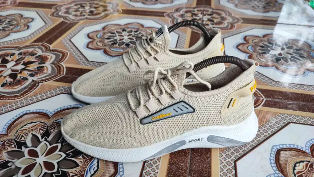 Sepatu sport second 42