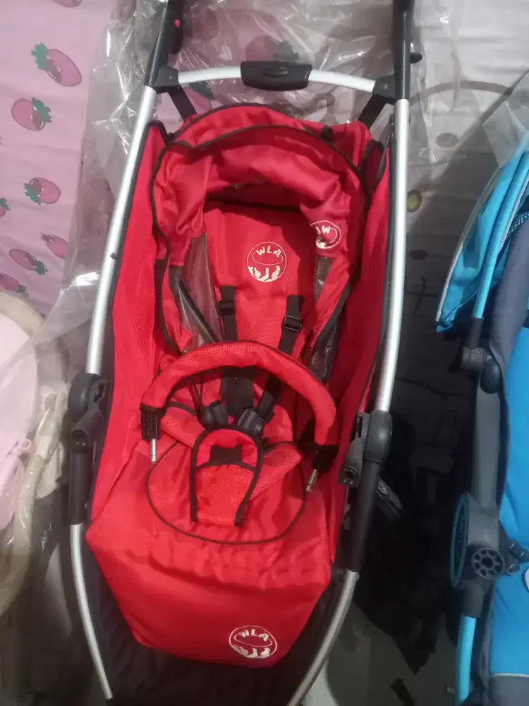 Stroller bayi warna merah dan biru
