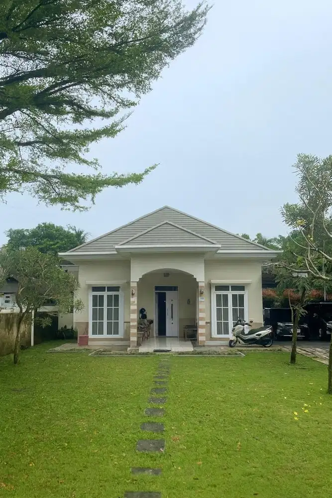 Jual Rumah besar ada kolam renang