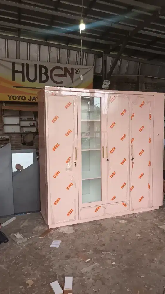 Lemari baju..tas dan jilbab jadi satu