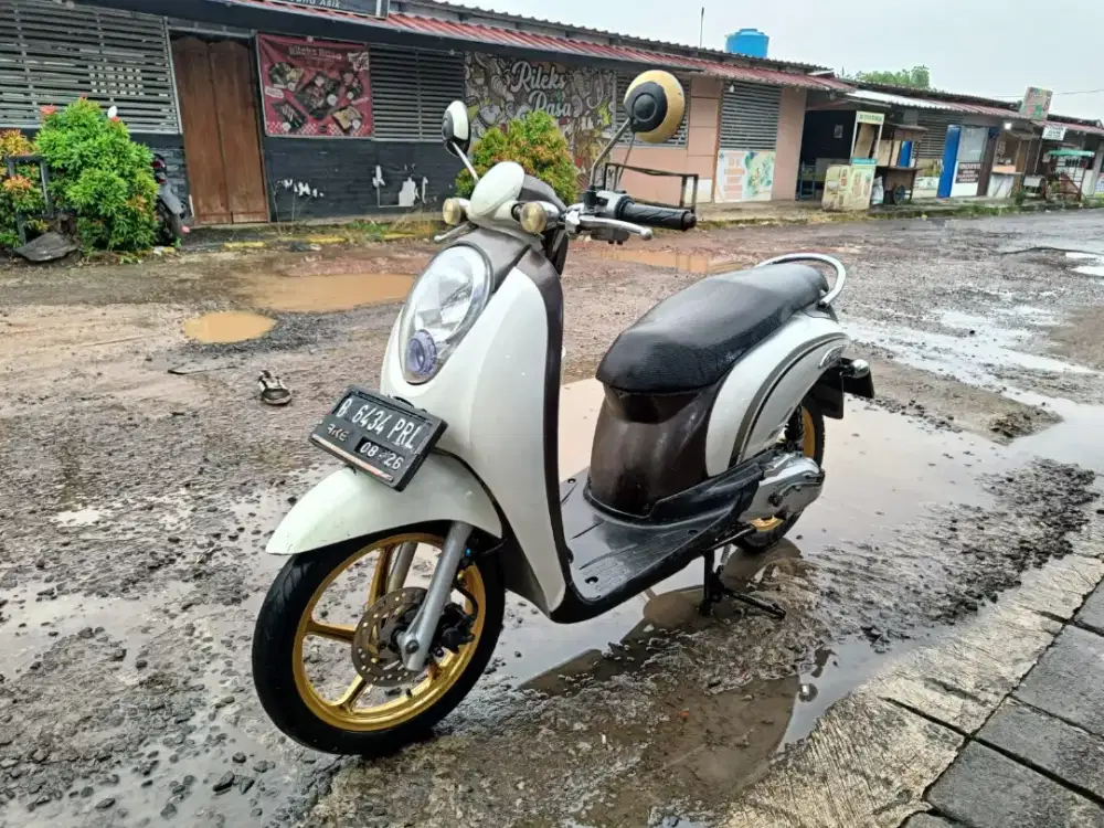 Honda Scoopy hn 2011 cw putih mesin bagus motor terawat siap pakai