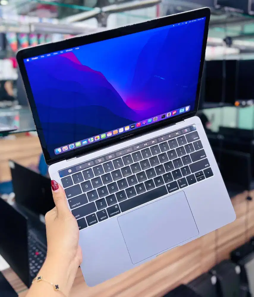 MACBOOK PRO 2019 Touchbar CORE I7  RAM 16GB Layar 13inc 2K N-DC