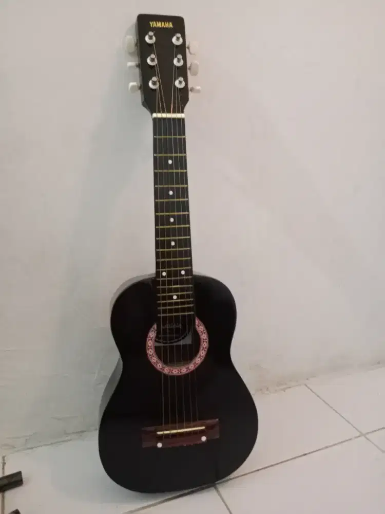 Gitar Size Sedang Yamaha ( bukan Ori )