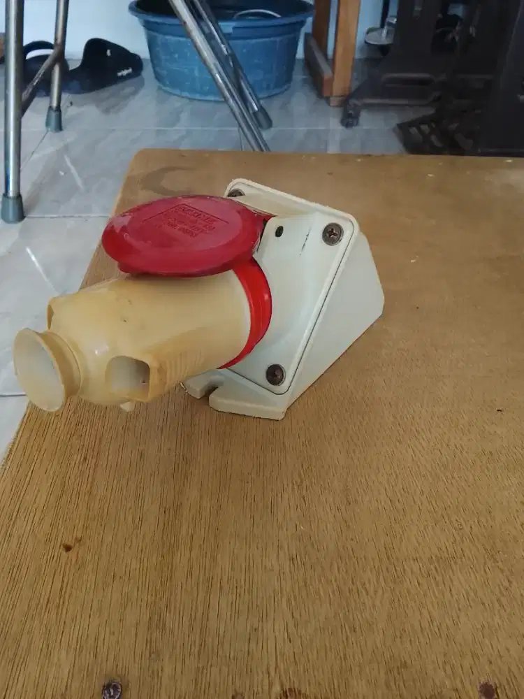 Stop kontak ukuran besar