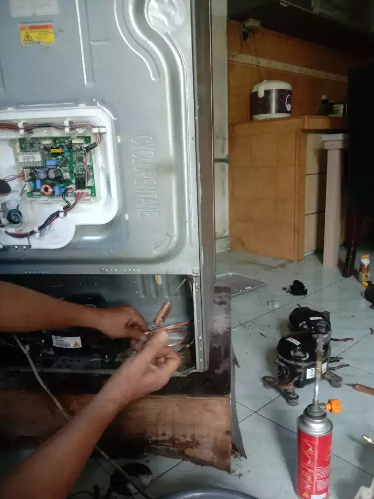 Service kulkas, mesin cuci, AC