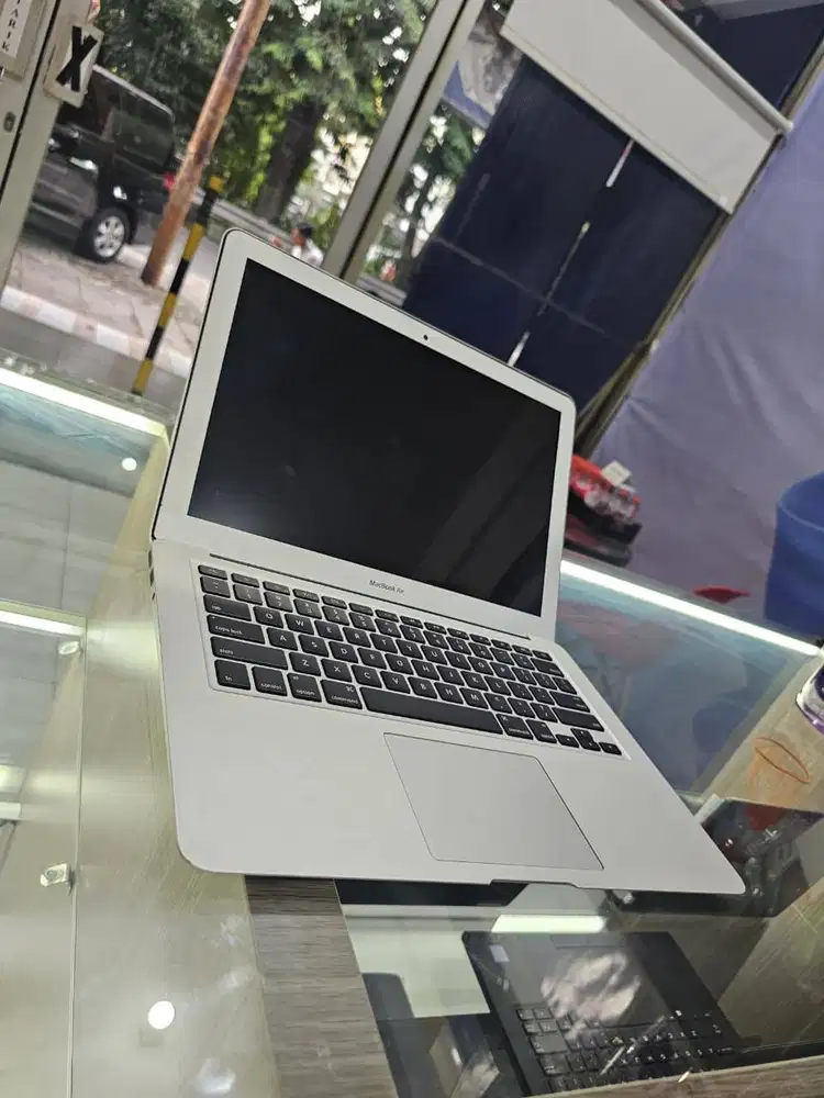 Mac Air 2017 99% like new Minus lcd