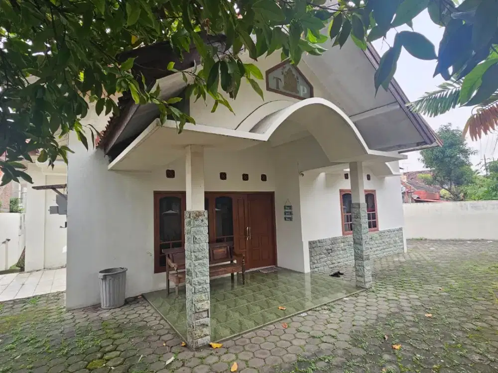 Rumah di jalan raya tentara pelajar mrican dekat java mall