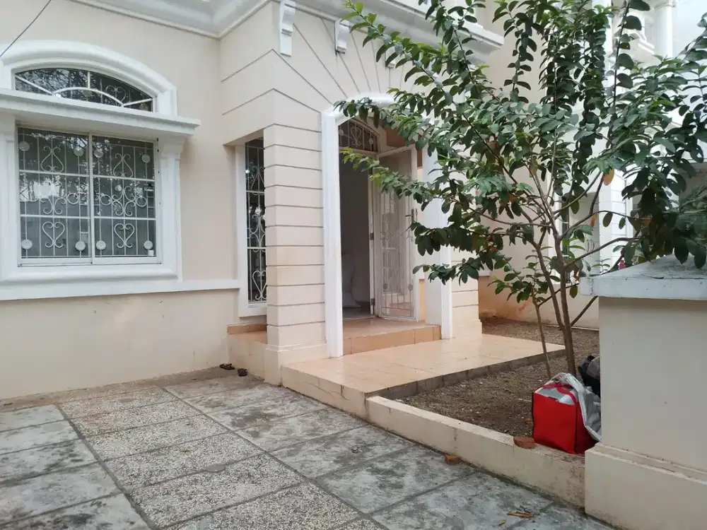 Rumah di Cluster Rome Pantai Indah Kapuk dekat Gereja Regina Caeli