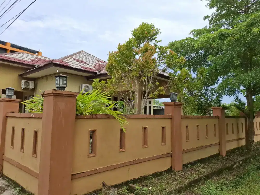 RUMAH BESAR ASRI DEKAT KOTA SIAP HUNI