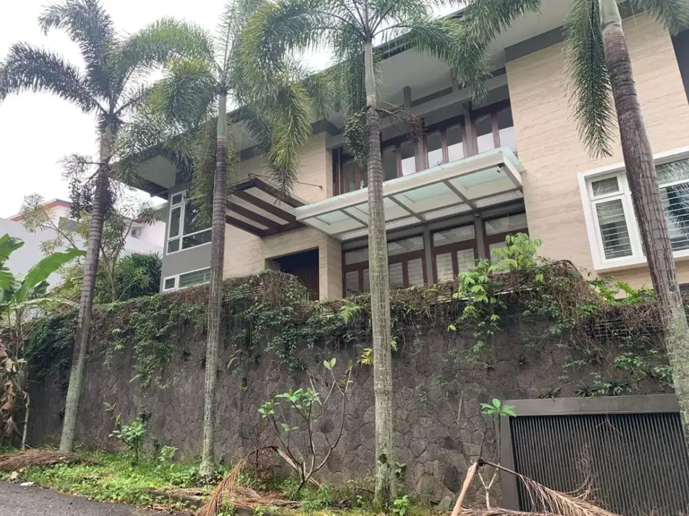 jual cepat rumah mewah 3  lantai  Setraduta Bandung, siap huni bangunan sangat terawat lokasi terbaik strategis