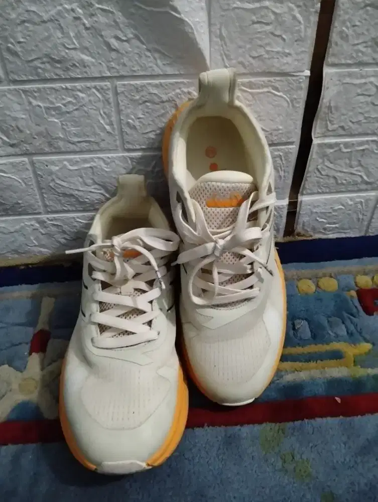 Sepatu Diadora Putih Orange
