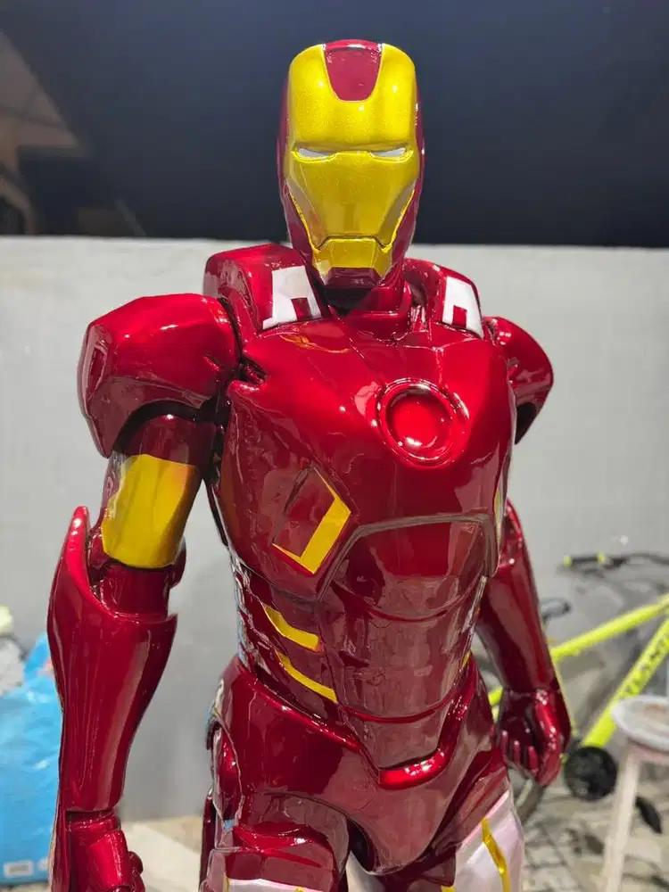 patung Iron man