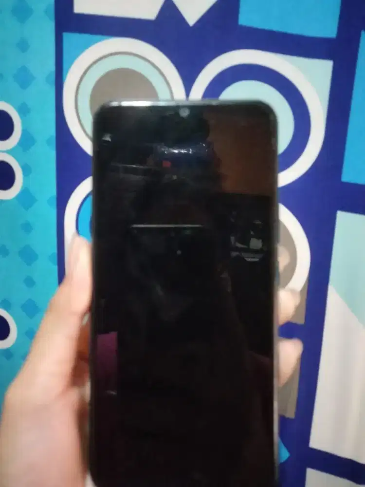 Hp Vivo Y12 warna biru navy dan perpaduan hitam gradasi.